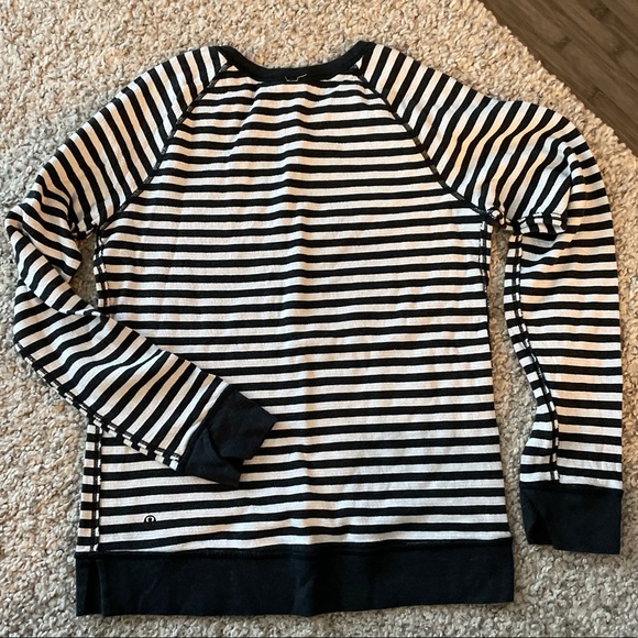 Lululemon REVERSIBLE long sleeved thin sweatshirt - Picture 3 of 11